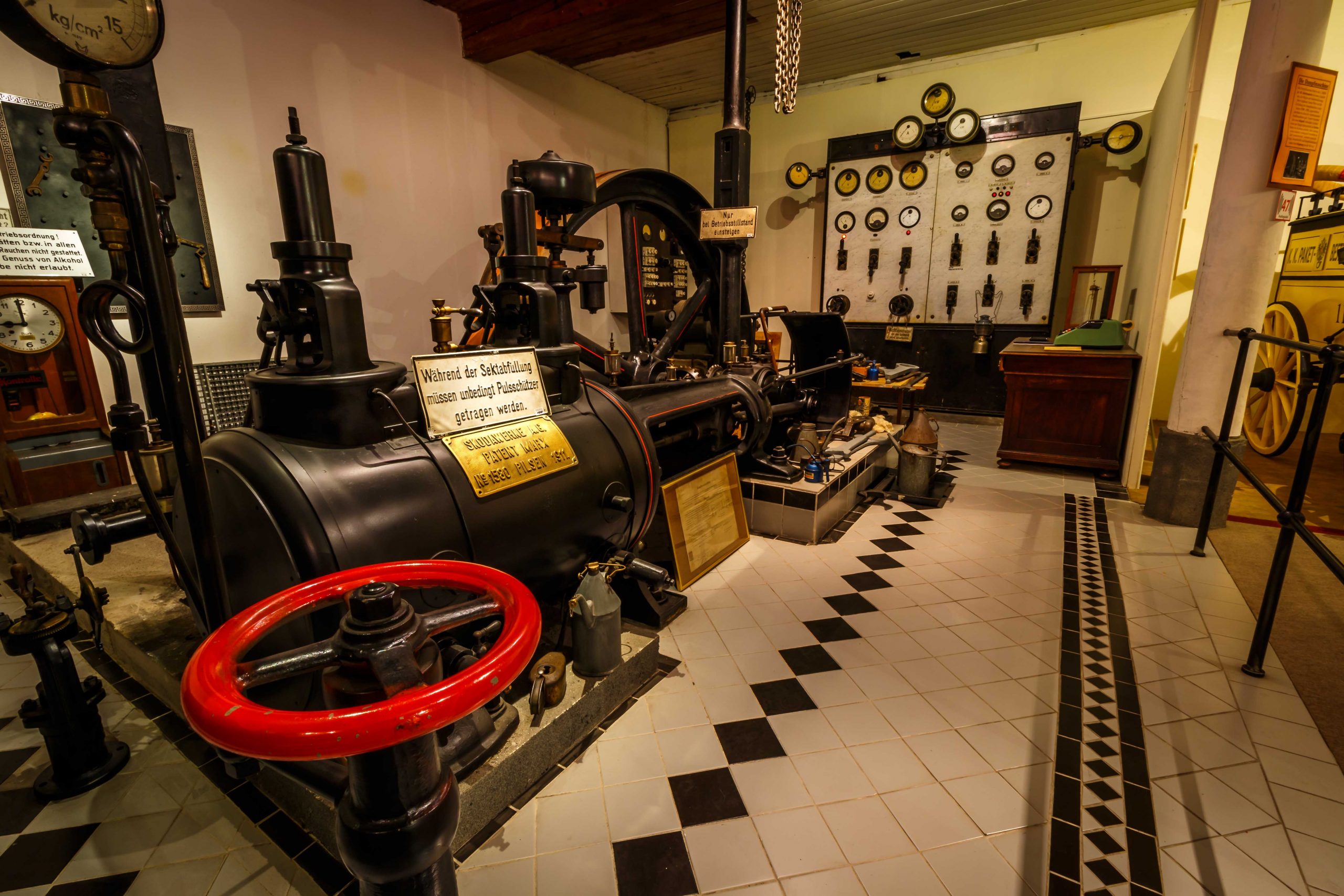 Blick auf die historische Dampfmaschine der Firma Julius Meinl