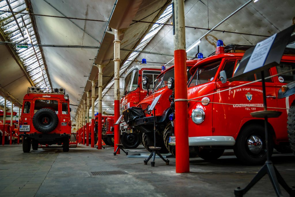 historische Feuerwehrautos in der Feuerwehrhalle