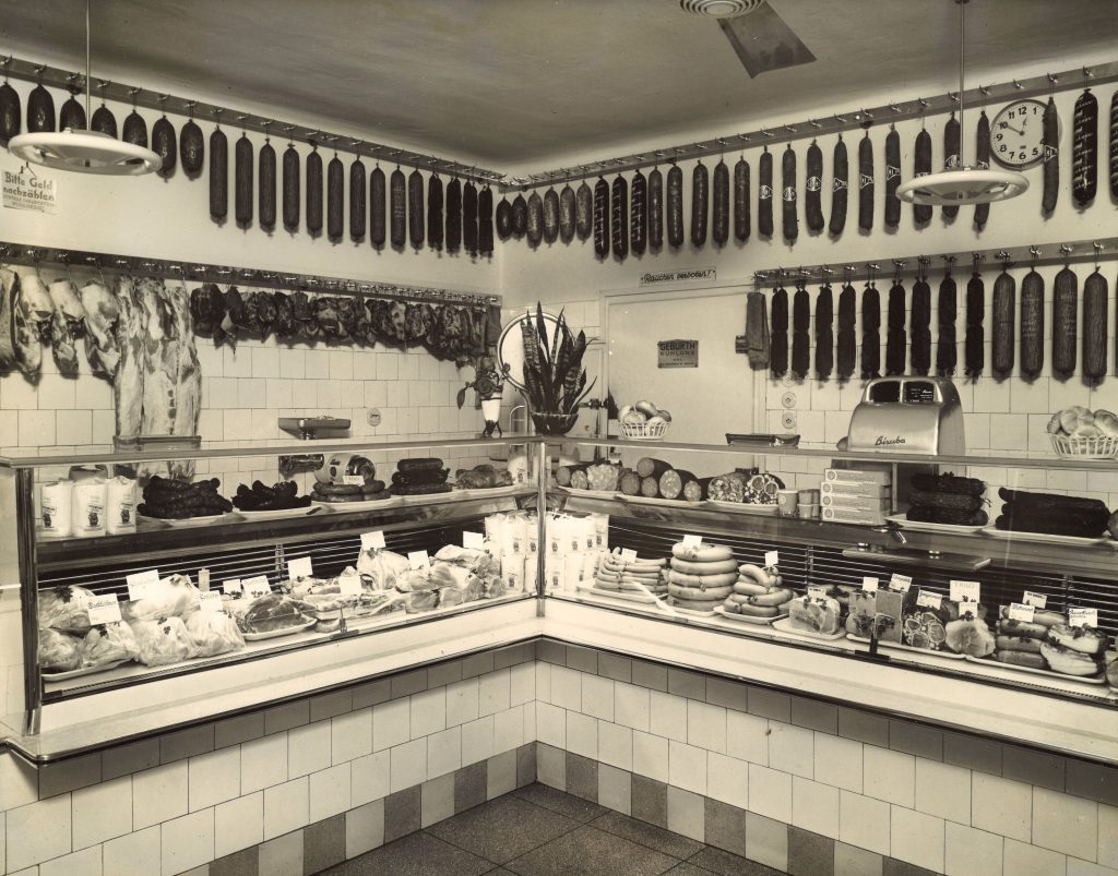 Geschäftsraum der Fleischerei Holzinger um 1960 mit vielen Wurst und Fleischwaren