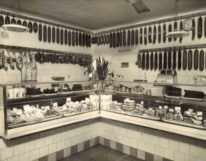 Geschäftsraum der Fleischerei Holzinger um 1960 mit vielen Wurst und Fleischwaren