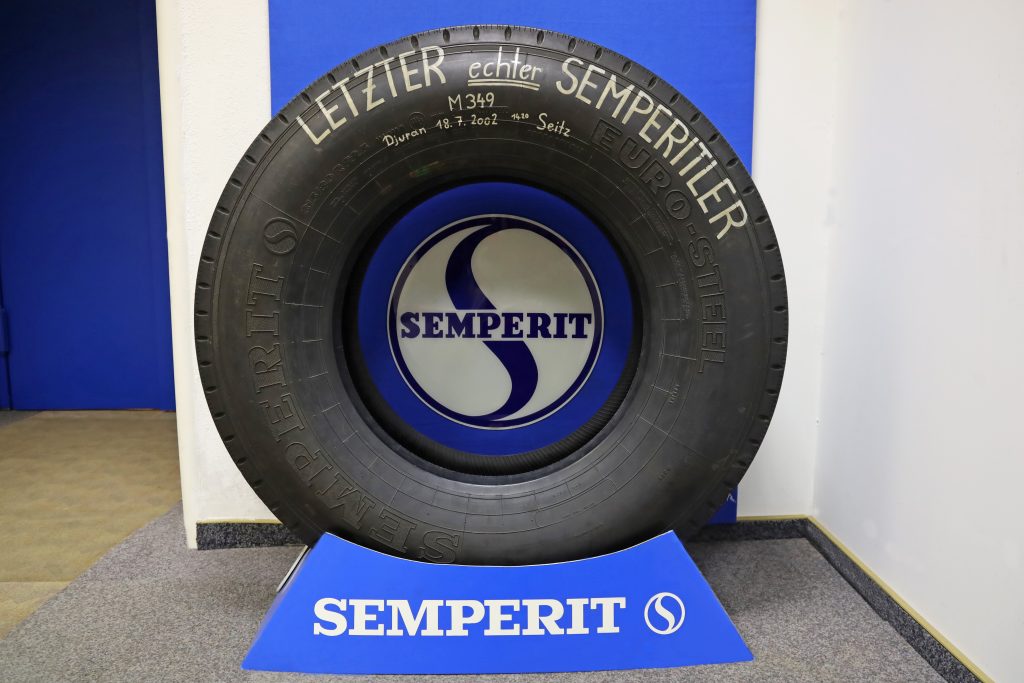 Der letzte von Semperit Traiskirchen produzierte Reifen aus dem Jahr 2002
