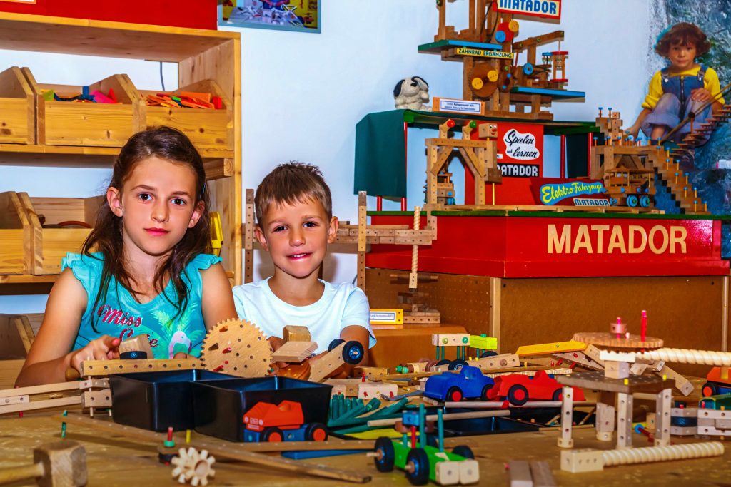 Kinder spielen am Matador Spieltisch