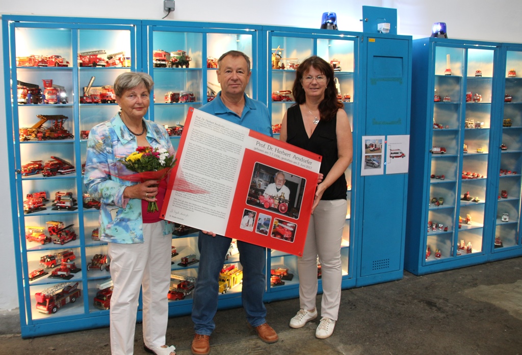 Brigitte Arndorfer, Günther Gutmann und Karin Weber-Rektorik halten die Übernahmetafel 2019