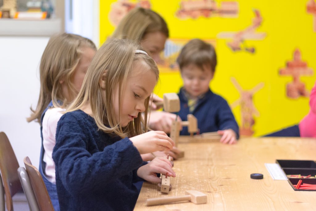 Kinder spielen am Spieltisch mit Matador